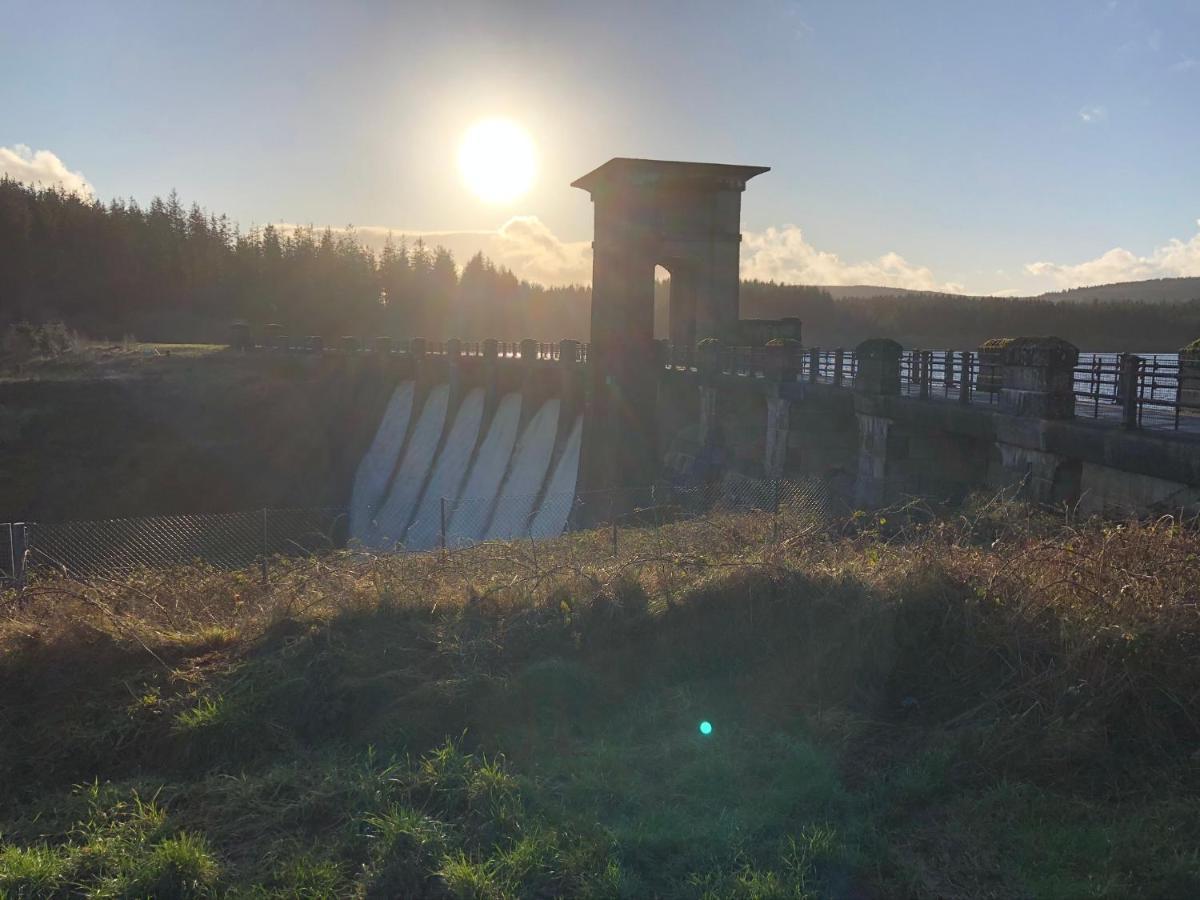 Granary At Tyddyn Isaf Villa Рутин Екстериор снимка